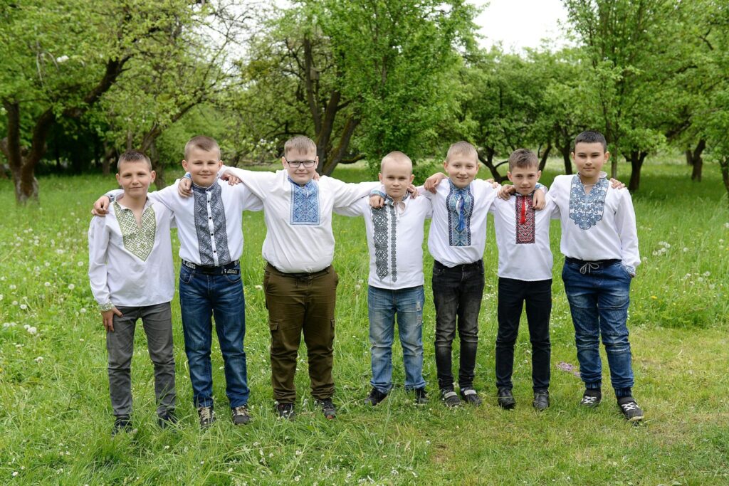 Много мальчишек в поле