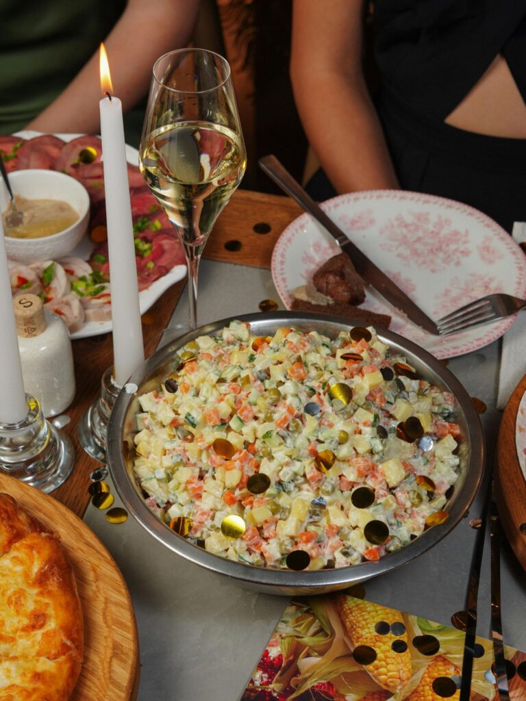 Миска оливье на праздничном столе