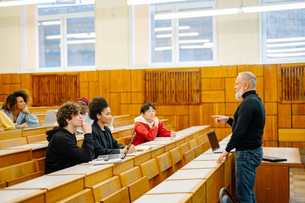 Преподаватель и студенты в классе