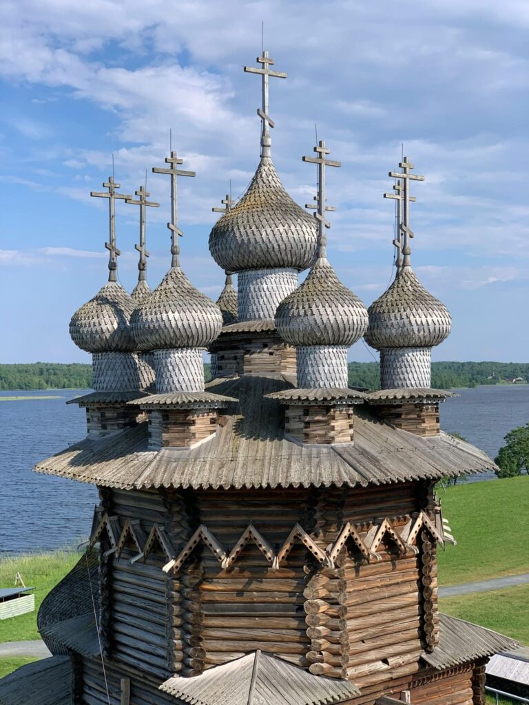 Старинная церковь, деревянные купола