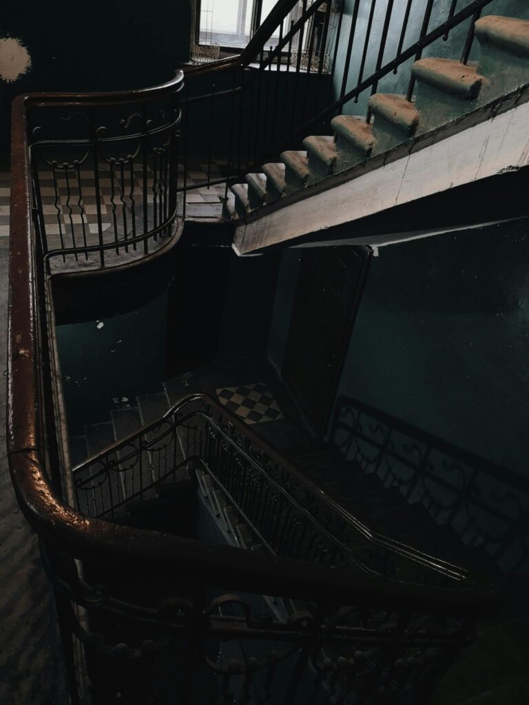 Мрачная парадная