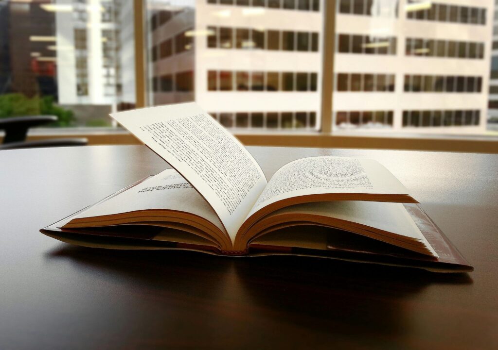 Открытая книга на фоне многоквартирного дома