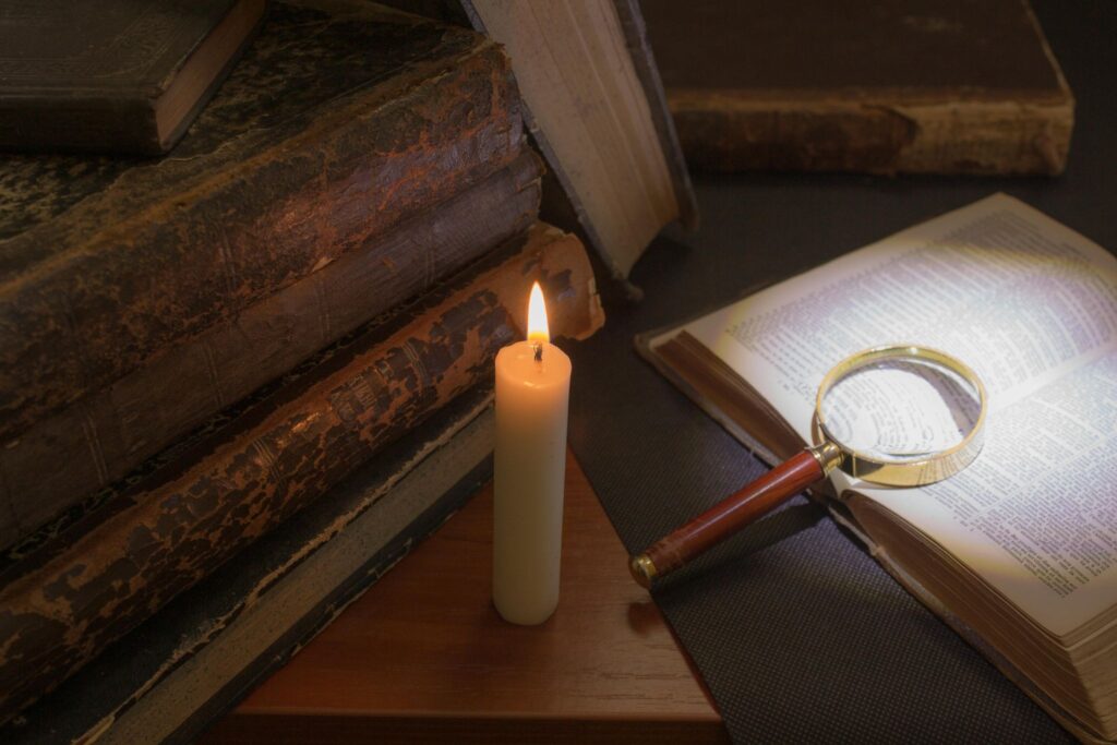 Свеча, книга, лупа