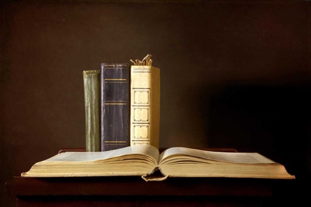 Открытая книга и рядом 3 закрытых