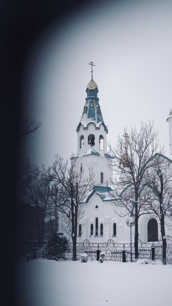 Православная церковь в снегу, образ сибирского зимнего городка