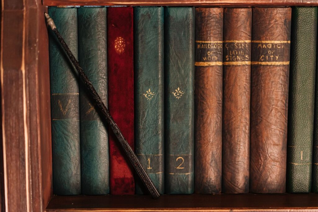 Старинные кожаные книги на полке, образ многовековых богословских текстов