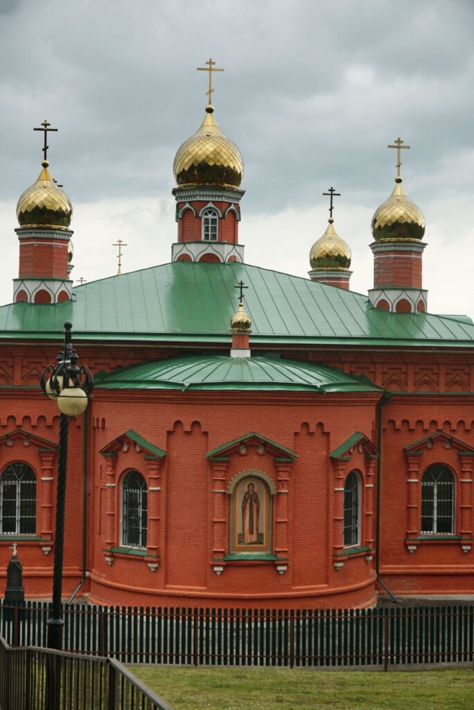 Православный храм с золотыми куполами, образ восточного обряда грекокатоликов