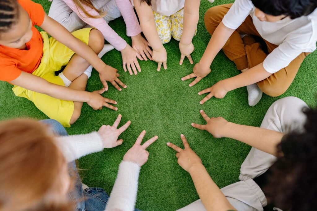 Дети в командной игре в кругу, образ soft skills через живое взаимодействие