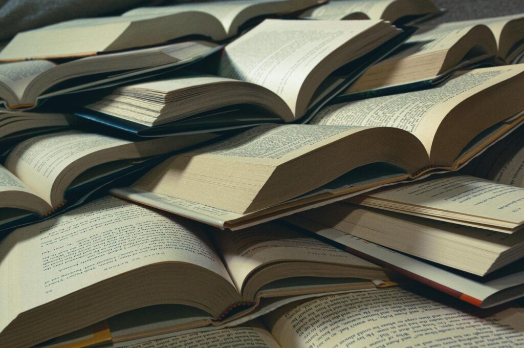 Стопка раскрытых книг крупным планом, символ многих историй за каждым словом