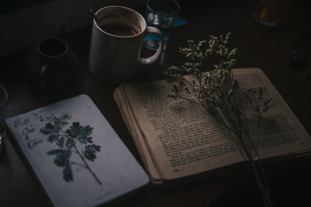 Старая раскрытая книга, образ фольклора и языка