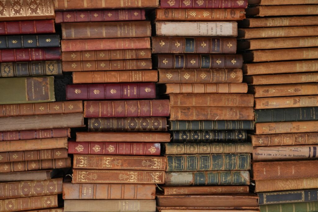 Стопка старинных книг, образ великой литературы, из которой родился миф