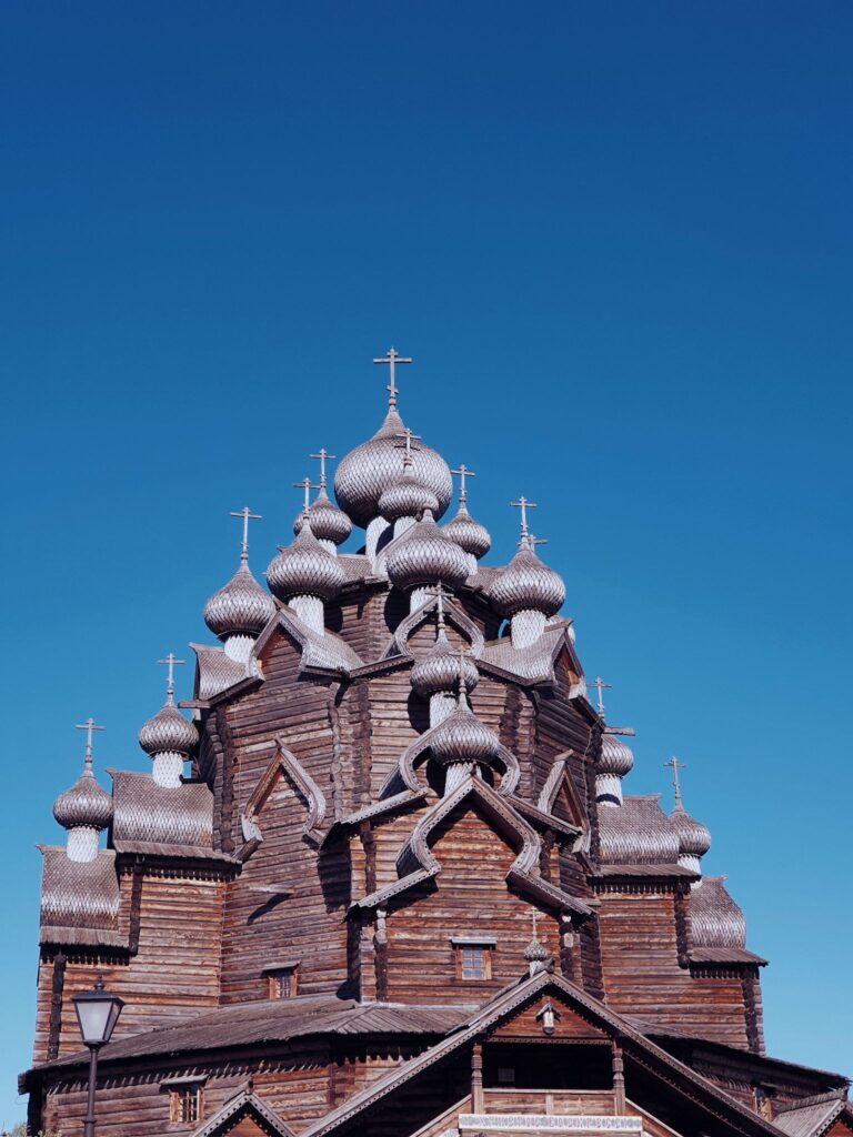 Деревянная многокупольная церковь Покрова в усадьбе Богословка, прямой аналог кижского погоста