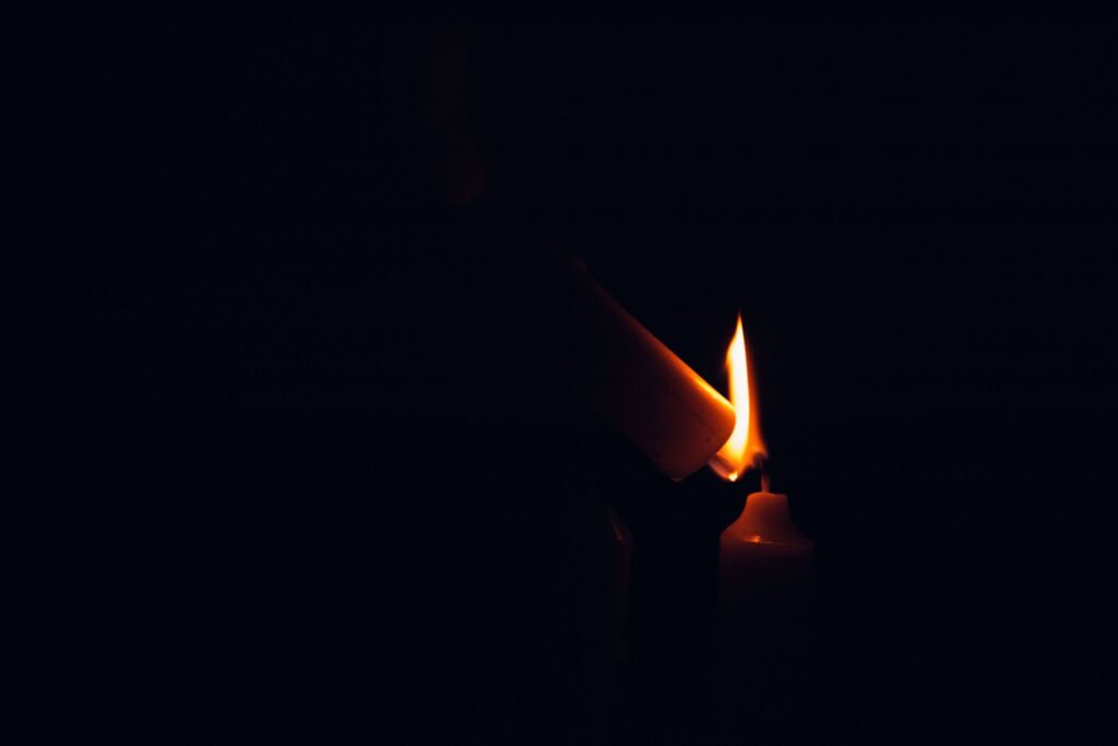 Одинокое теплое пламя свечи, сужающееся кверху, прямая рифма к форме купола