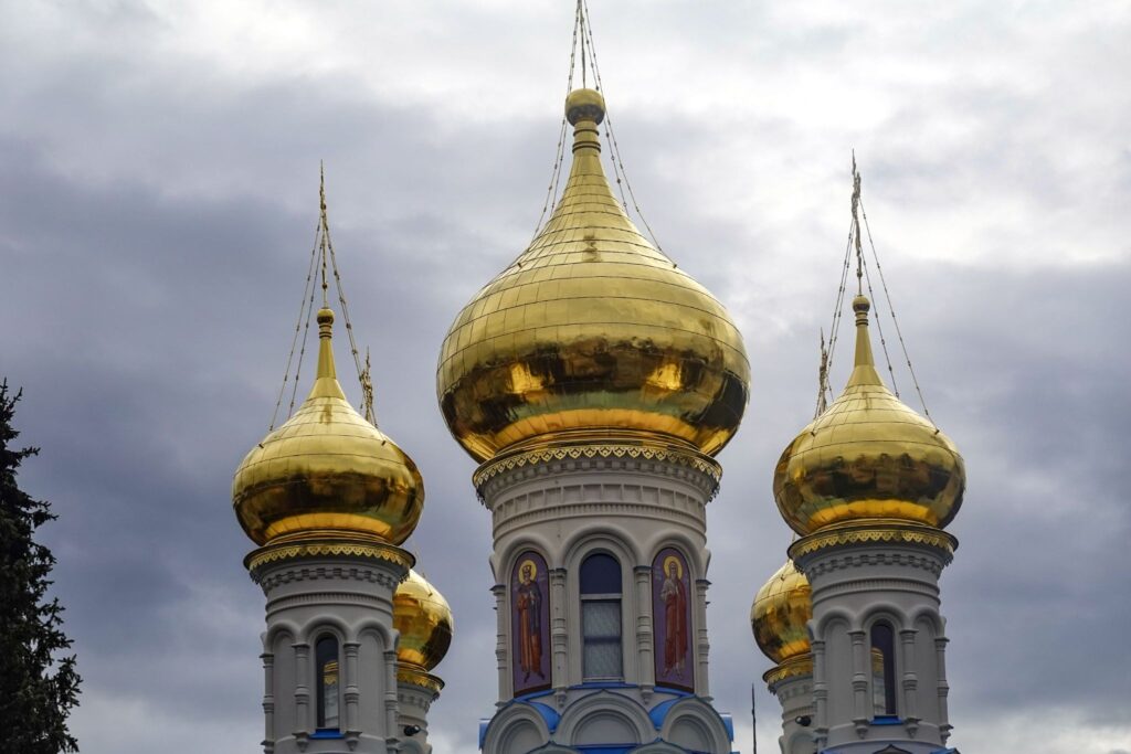 Несколько золотых глав одного храма в кадре, их хочется пересчитать