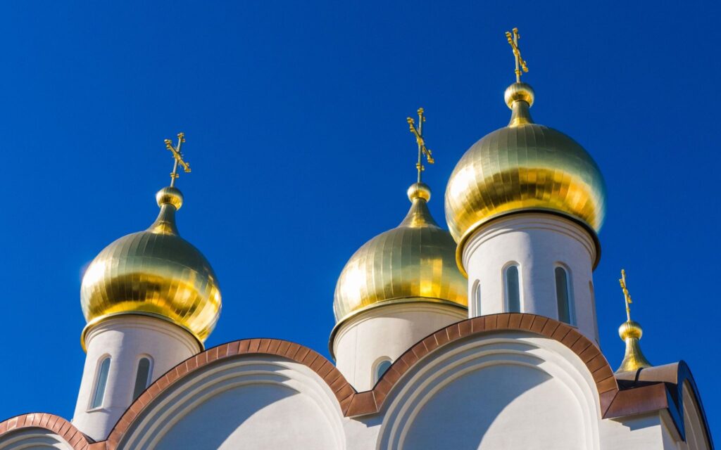 Спокойный завершающий кадр, русский храм с куполами под ясным небом