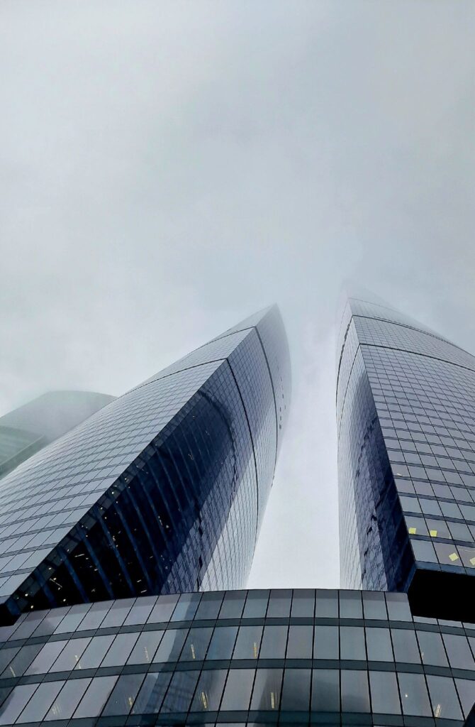Небоскрёбы Москва-Сити снизу вверх, образ современной столицы