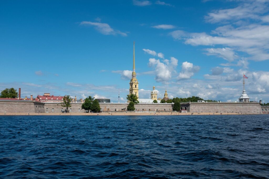 Петропавловская крепость со шпилем за Невой, образ места, где родился город