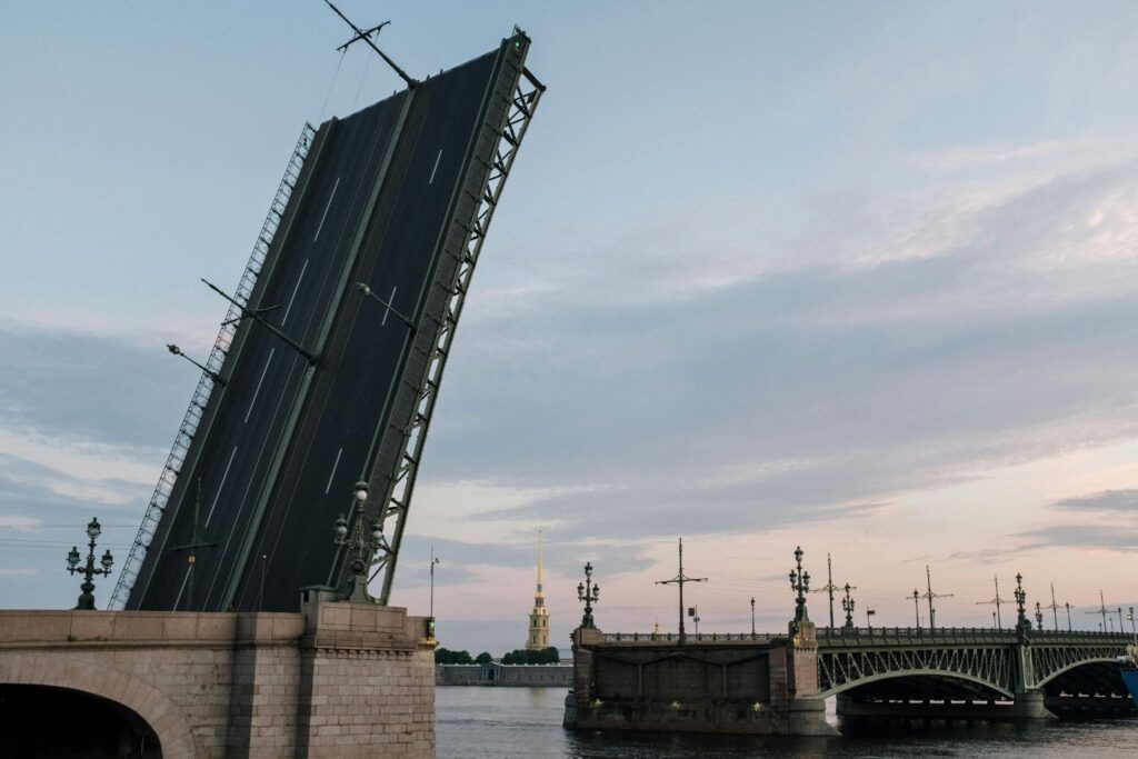 Поднятые крылья Дворцового моста над Невой в сумерках