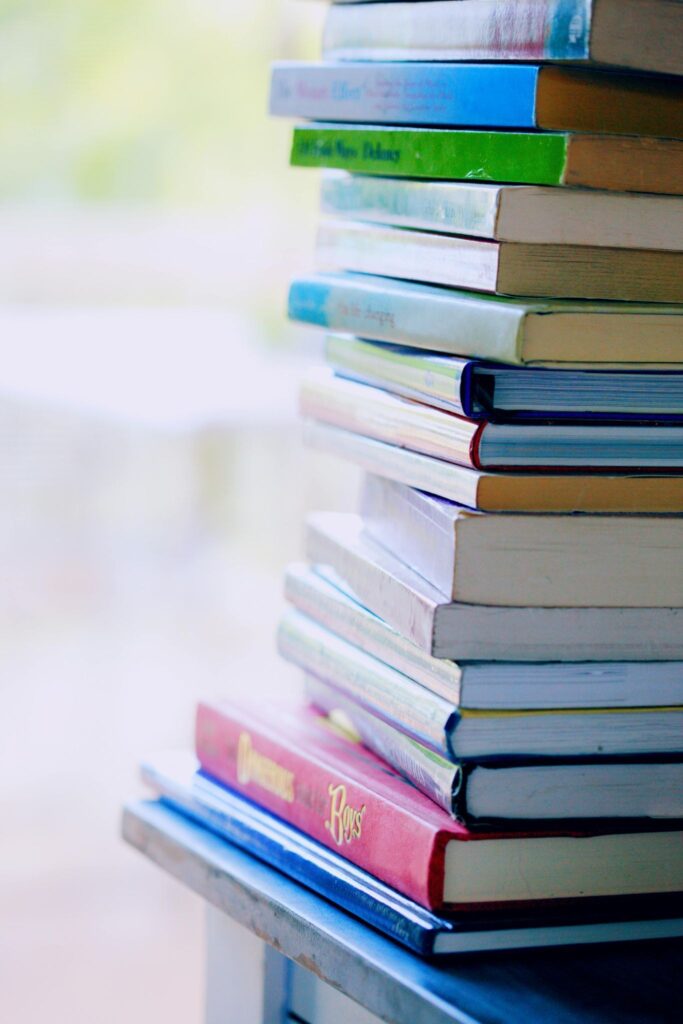 Высокая стопка ярких цветных книг