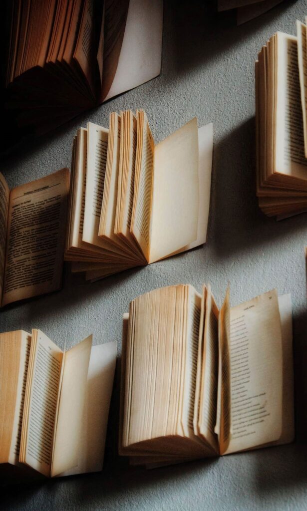 Массив раскрытых винтажных книг на стене, образ многоголосия русской поэзии