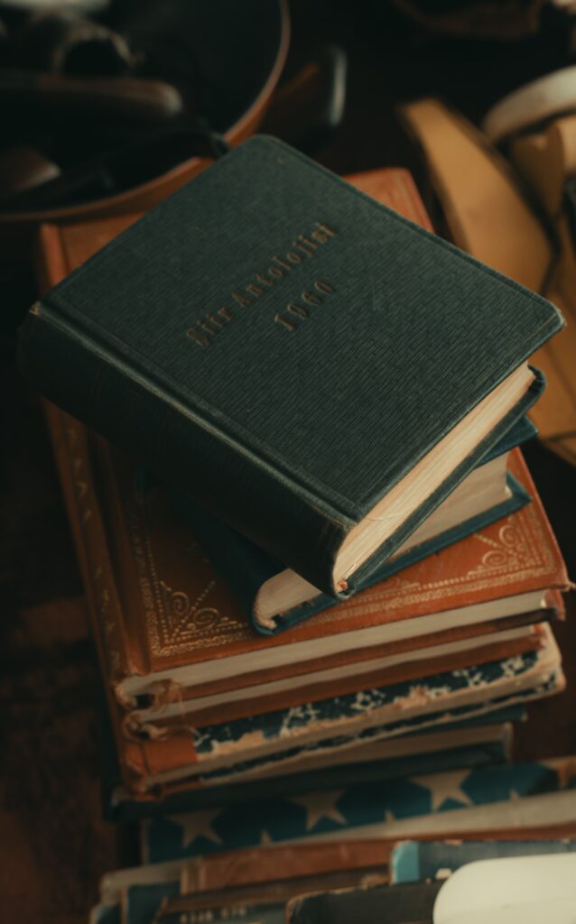 Стопка старинных книг, образ путешествия сказки сквозь века и издания