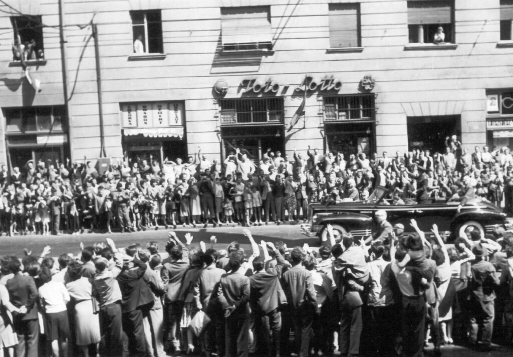 Триумфальный приём Гагарина на улицах Будапешта, 1961, образ всемирной славы