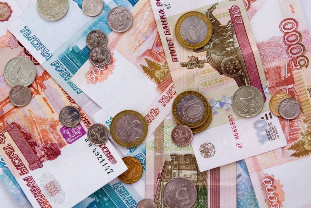 Российские рублевые банкноты и монеты