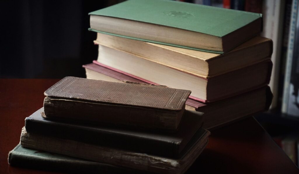 Стопка книг на деревянном столе