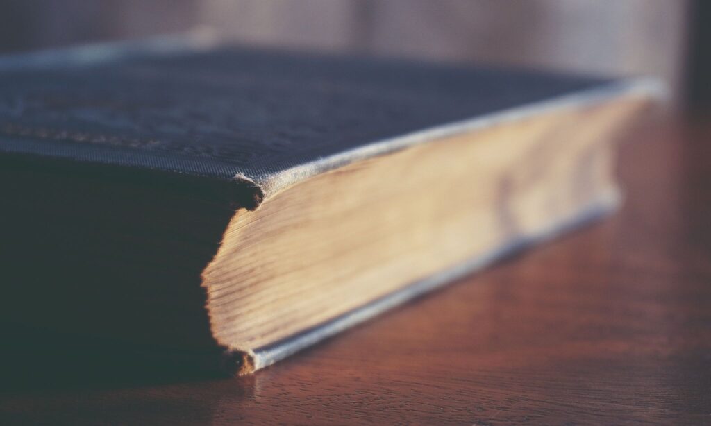 Старинная книга крупным планом на полке