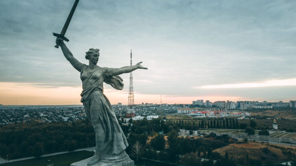 Монумент «Родина-мать зовет» на Мамаевом кургане на рассвете
