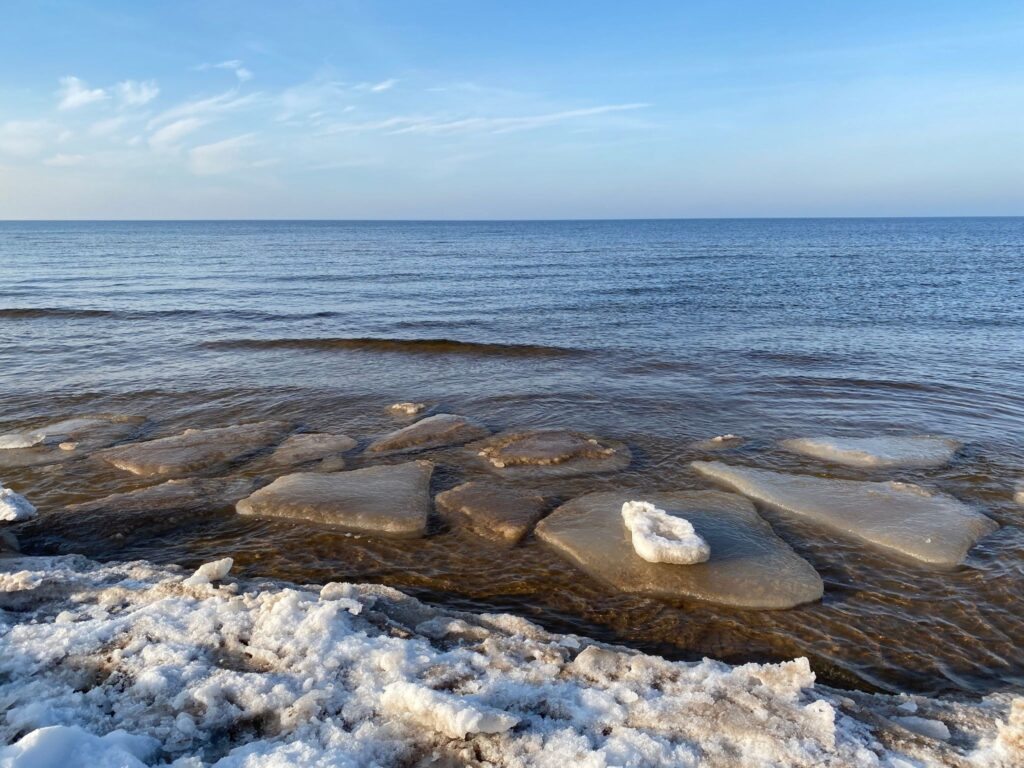 Льдина в холодной воде у берега