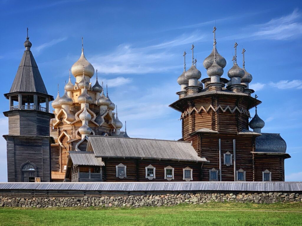 Старинная русская церковь с куполами под голубым небом