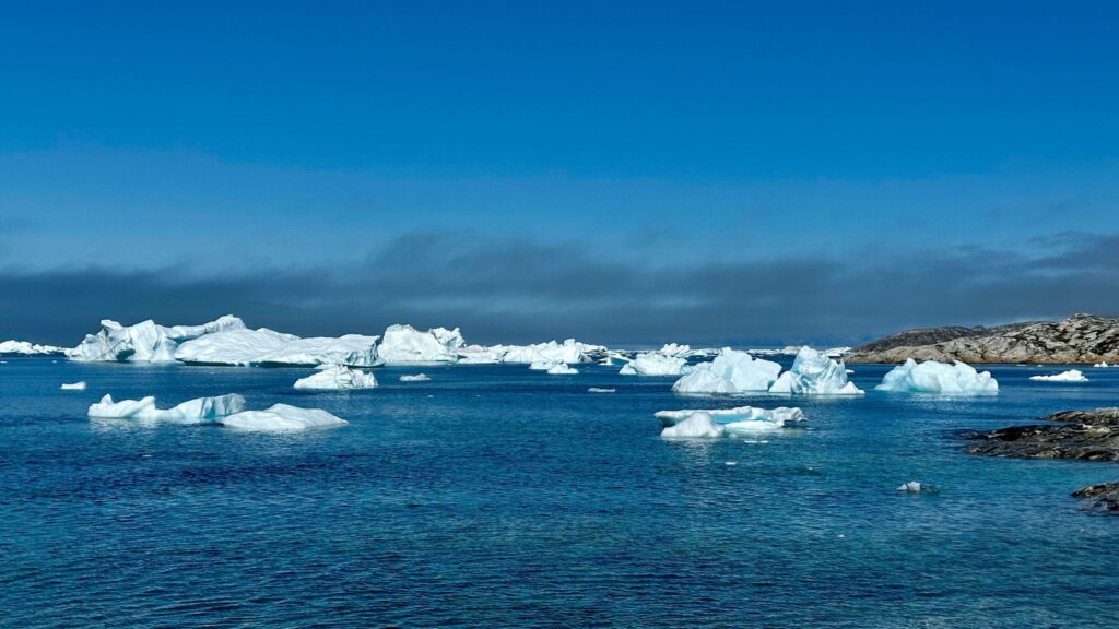 Айсберги в спокойном море у берегов Гренландии