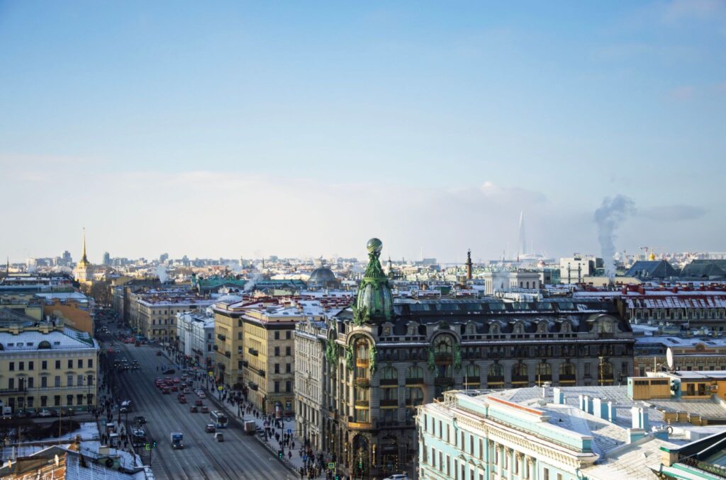 Зимний Петербург сверху, заснеженные крыши и старая застройка