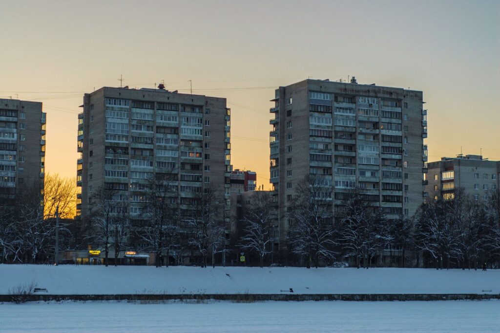 Панельные дома в спокойном свете, вид вдоль квартала