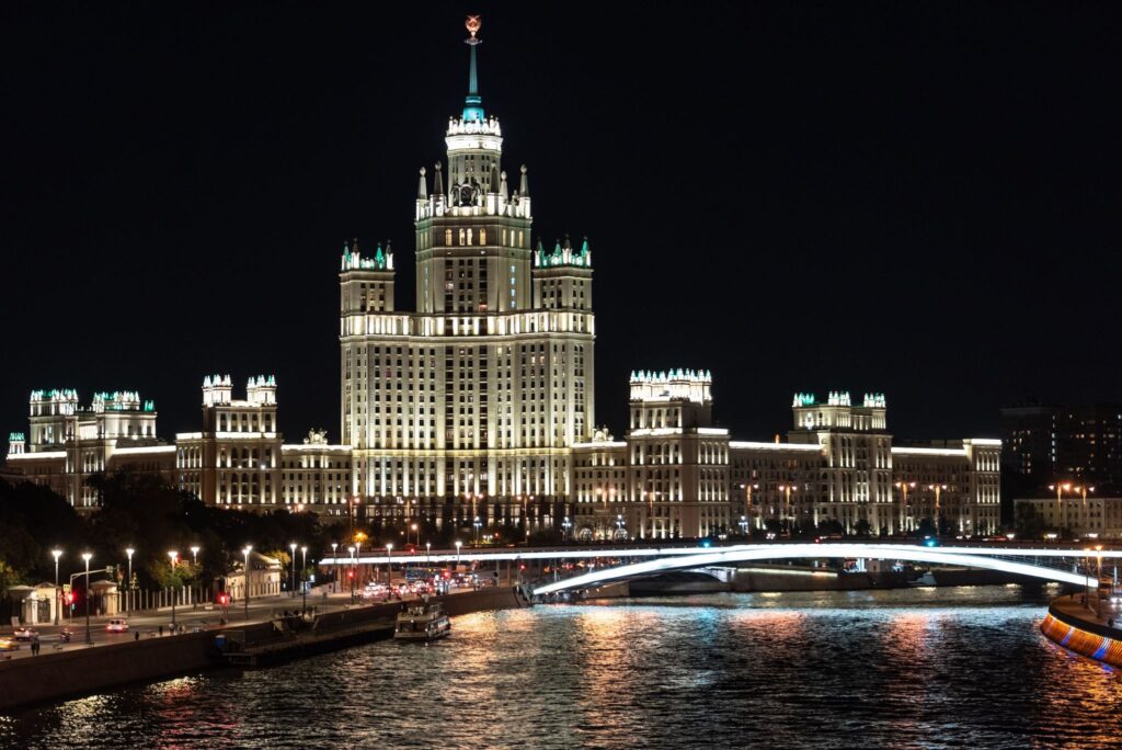 Ночная Москва, огни улиц и старые высотки