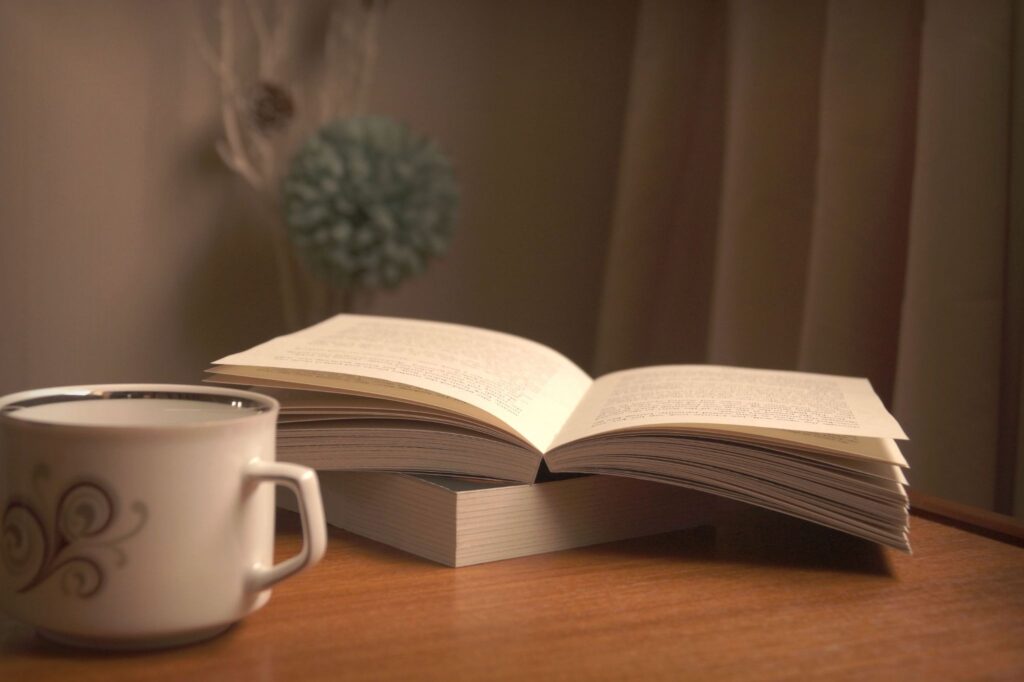 Раскрытая книга на столе в мягком свете