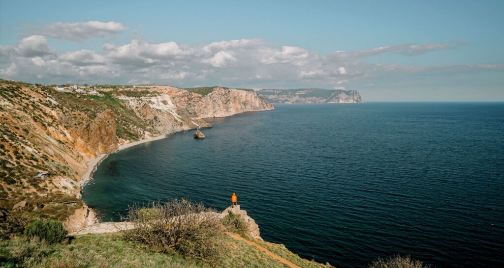 Морской берег с обрыва, южный вид на воду
