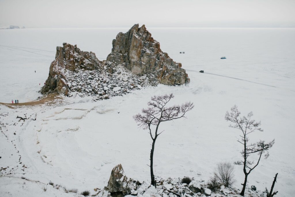 Скала Шаманка на Ольхоне зимой, берег во льду