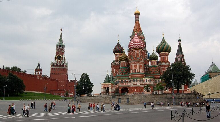 Покровский собор и Спасская башня, вид с Васильевского спуска.