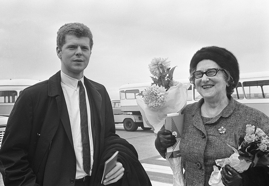 Ван Клиберн с матерью по прибытии в аэропорт Схипхол, 27 октября 1966 года.