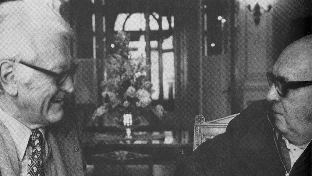 Владимир Набоков справа со своим двоюродным братом Николаем Набоковым, 1950 год.