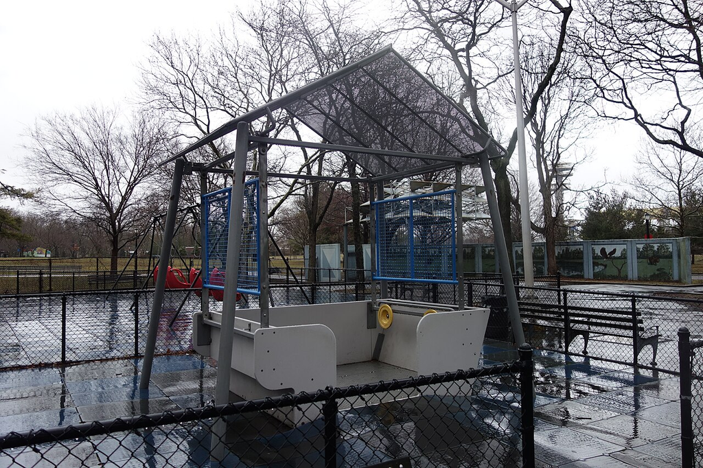 Специальная качель-платформа на инклюзивной детской площадке Playground for All Children в Нью-Йорке