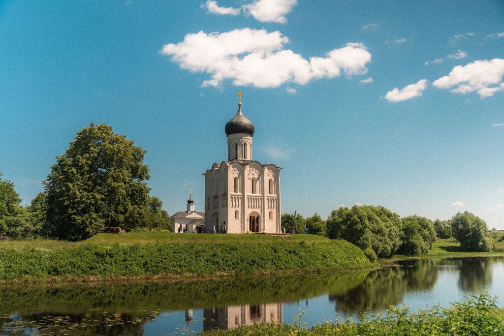 церковь с синими куполами на волжском берегу