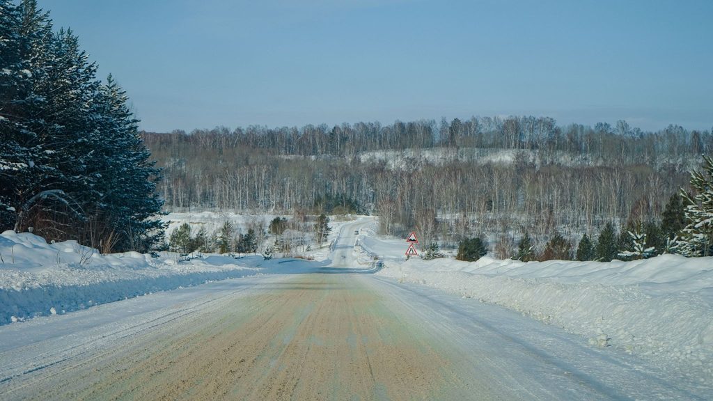 Заснеженная дорога, уходящая вдаль