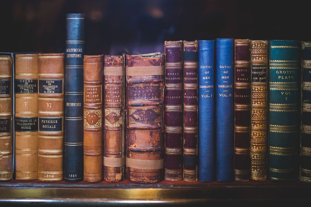 Кожаные корешки старых книг на полке