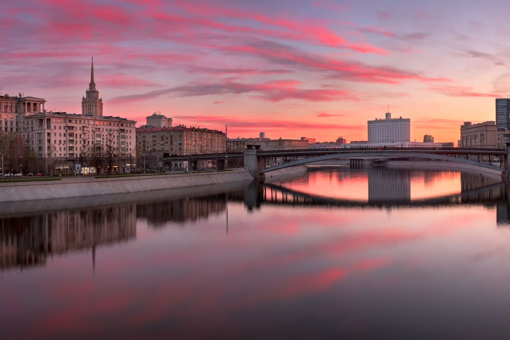 Река и старая городская застройка на закате