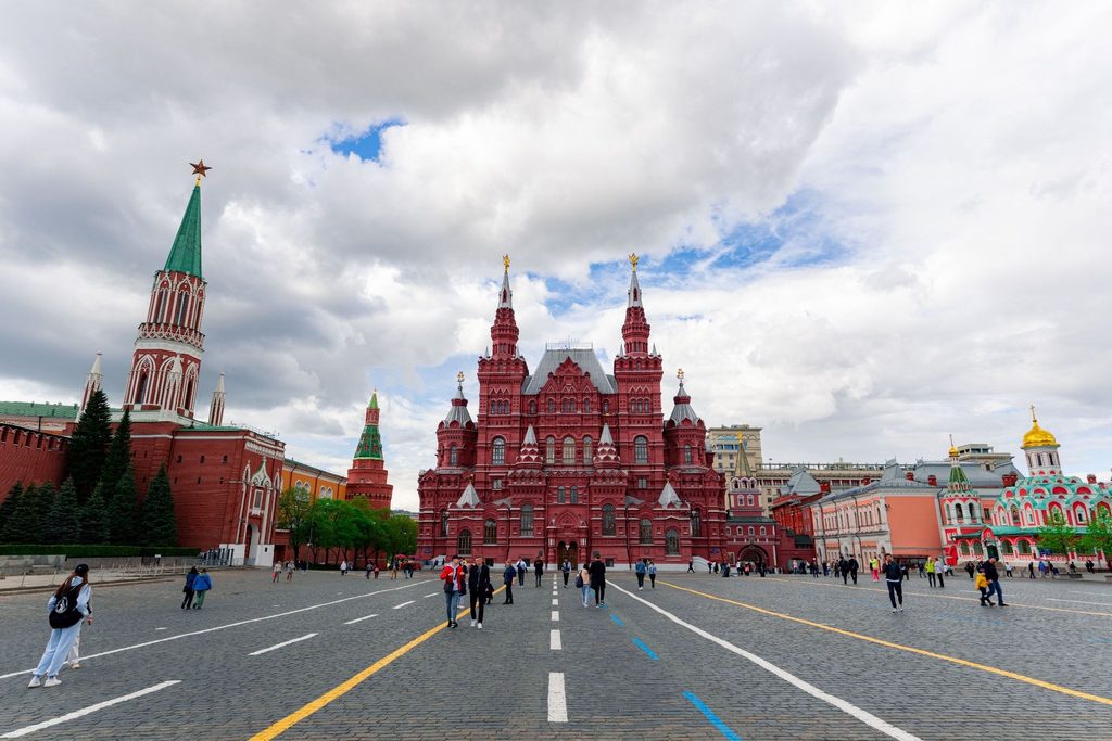 Красная площадь днем, прохожие у стен