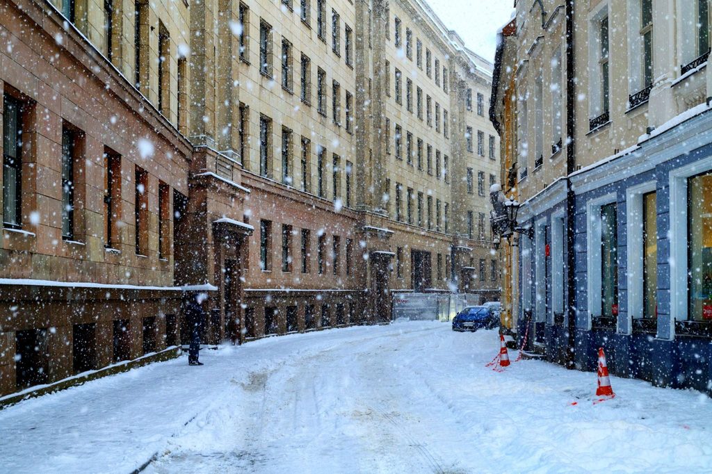Зимняя улица старого европейского города