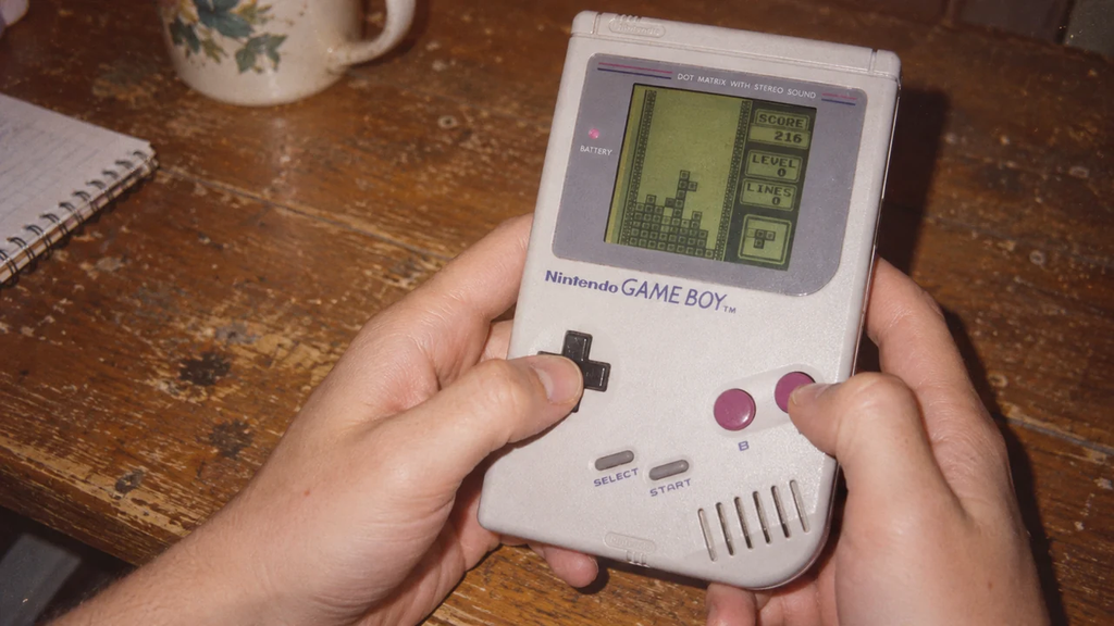 Game Boy с «Тетрисом» в руках — иллюстрация к истории мелодии «Коробейников», стилизованная под пленочный снимок 90-х.